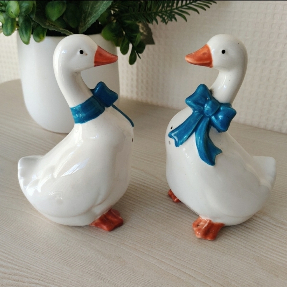 Vintage Ceramic Duck/Geese Salt and Pepper Shakers 6" - Picture 6 of 13
